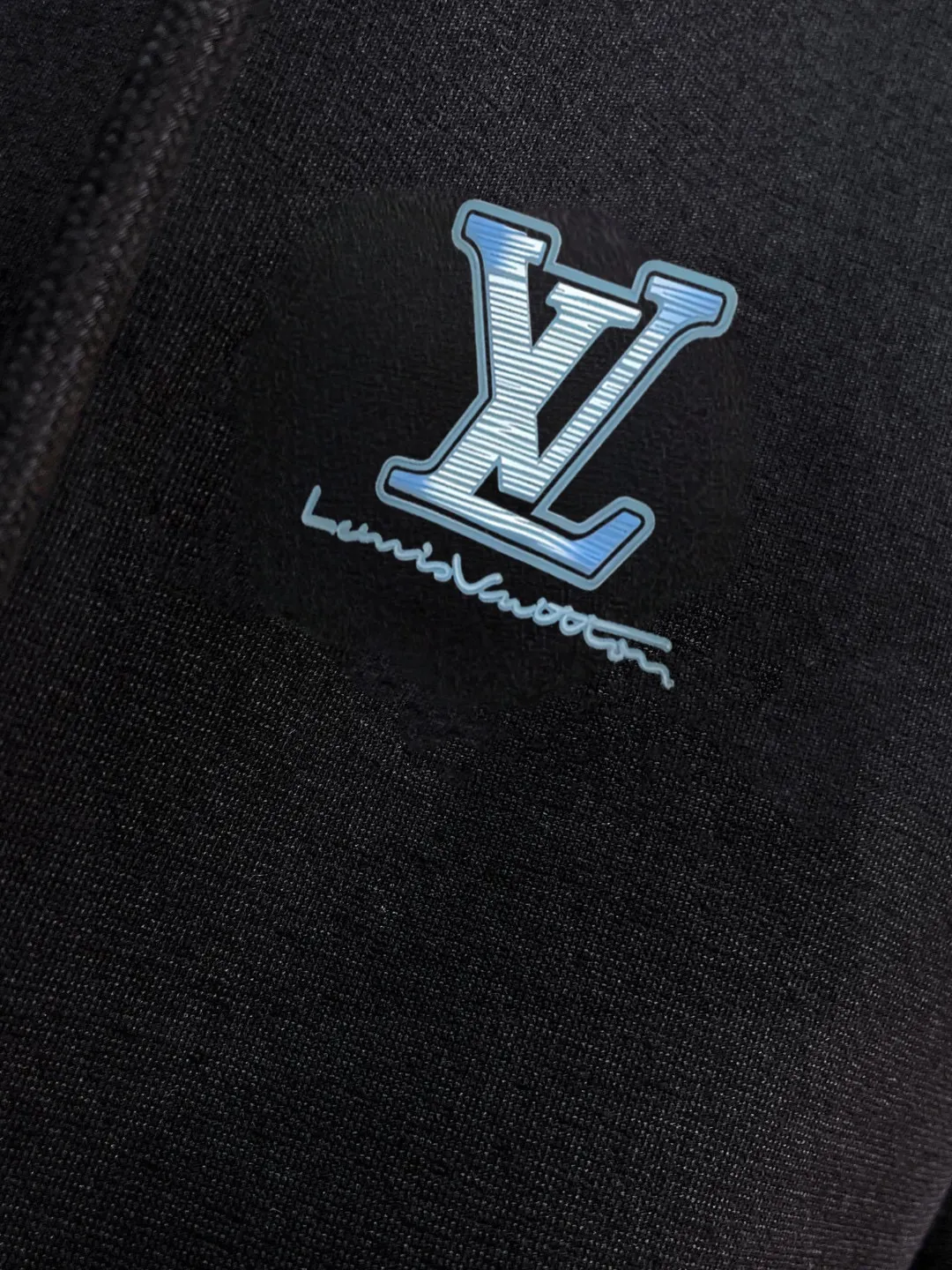🅿️420 [LV Louis Vuitton] (Fat Man Gospel) hot-selling suit is coming. Focus on the original version of the official website. 2025 new hot-selling cardigan sweater suit. The original order is the best. 🇭🇰The meticulous work of top designers is dedicated to a fitting and perfect upper body effect. All-natural high-quality Roman cotton 100%, close-fitting comfort, noble and elegant! Original hardware embodies elegance and nobility! Counter size: M-5XL (maximum wear up to 220 pounds)